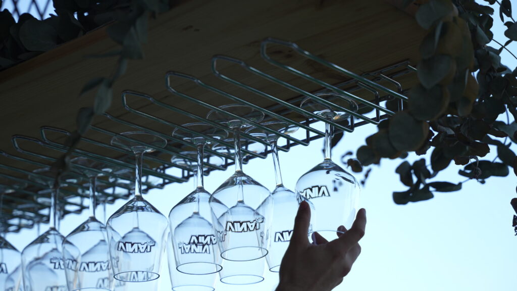 Copas limpias colgadas en la barra de VINAL FEST