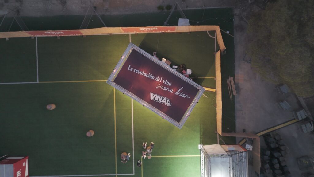 Vista aérea de un espacio de VINAL FEST con el logo del festival