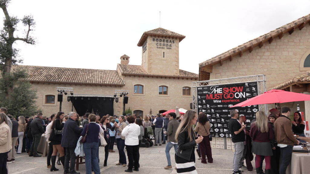 Formato de VINAL FEST en una plaza, con público y escenario