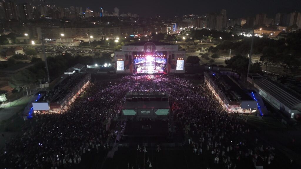 Vista aérea del escenario de VINAL FEST × SKYFEST al atardecer