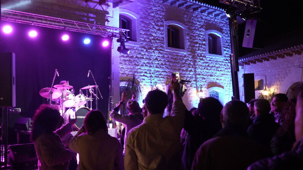 Ambiente nocturno de VINAL FEST con música en directo y luces sobre el recinto histórico