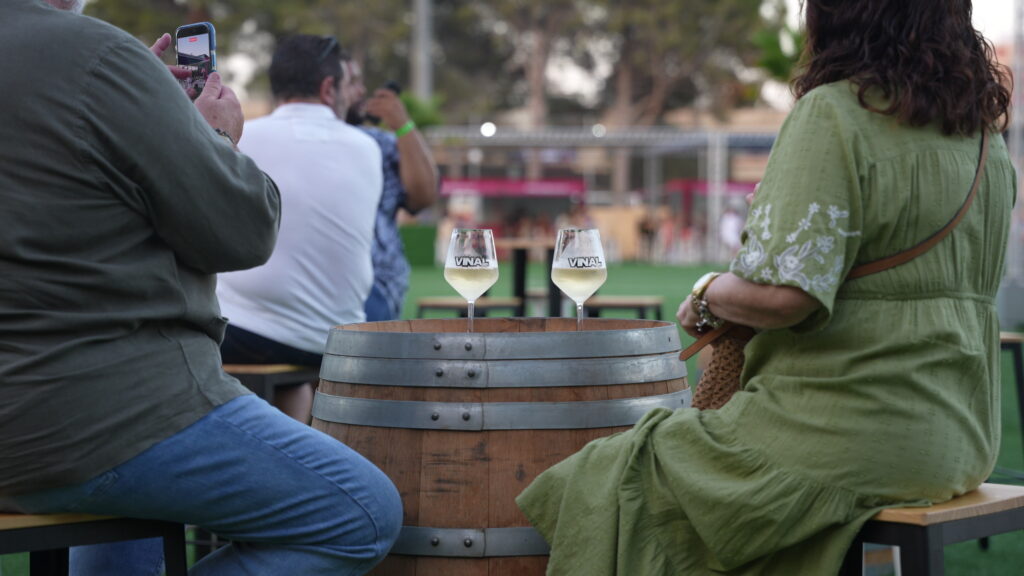 Público catando vino junto a una barrica en VINAL FEST