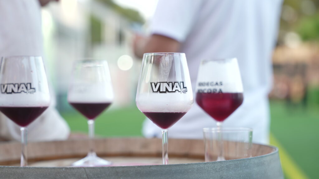 Copas de vino VINAL FEST en la barra, listas para servir